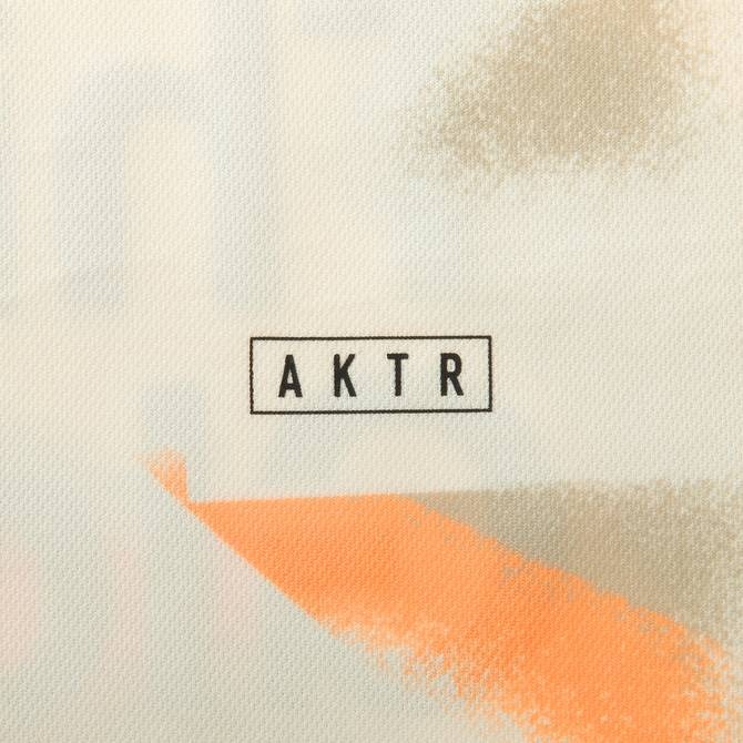 AKTR SCRIBBLE AKT LOCAL LOOSE FIT SPORTS TEE ECRU【124−017005】