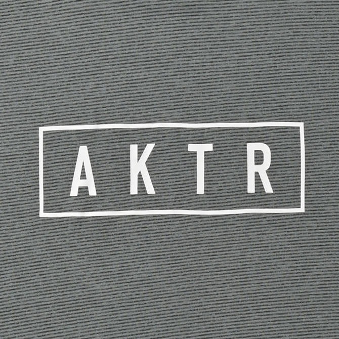 KIDS AKTR LOGO SPORTS TEE GY【222-056005】