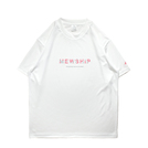 MEWSHIP Slash LOGO S/S PL <White×R.Pink×Gray>