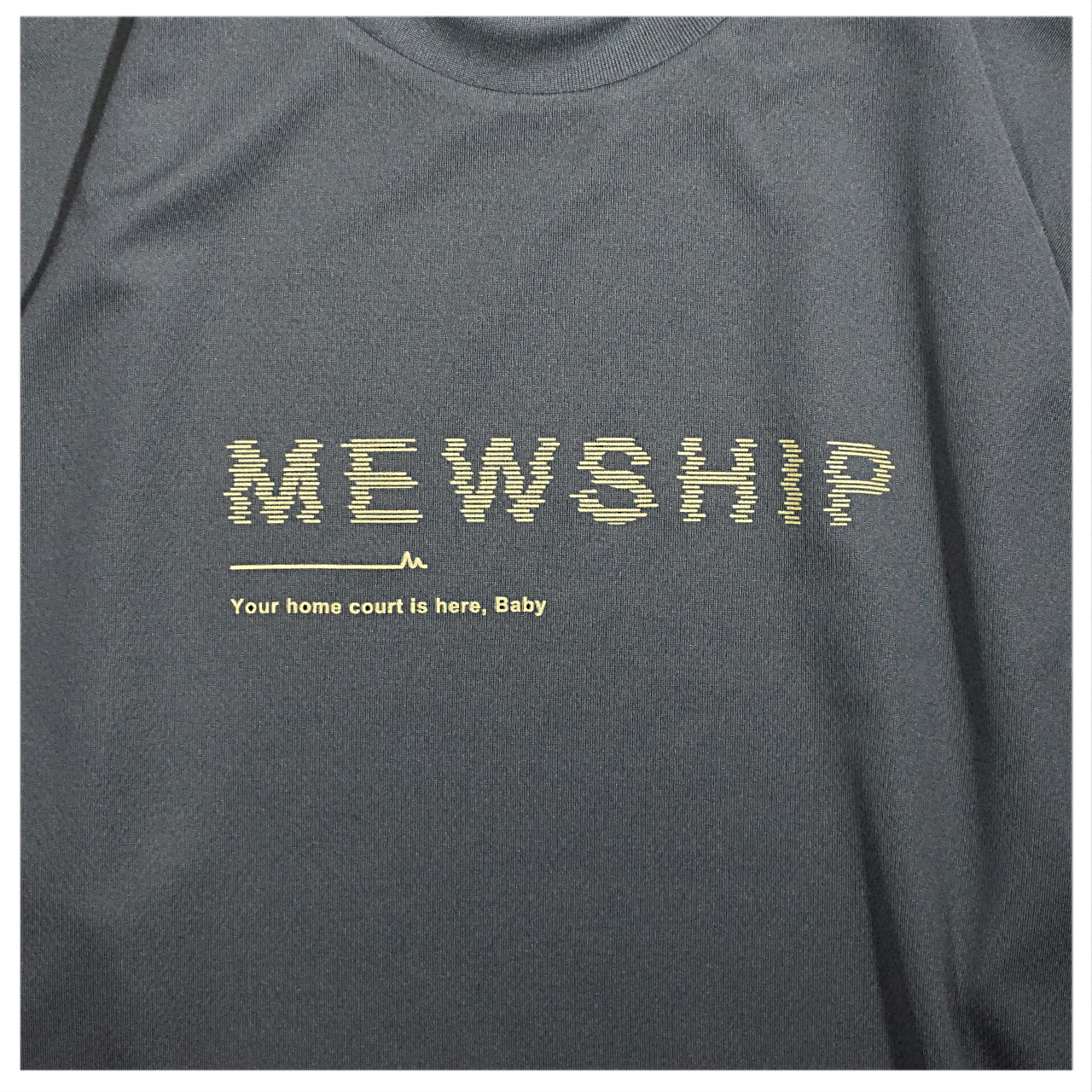 MEWSHIP Lo-Fi LOGO S/S PL <D.Gray×D.Yellow>